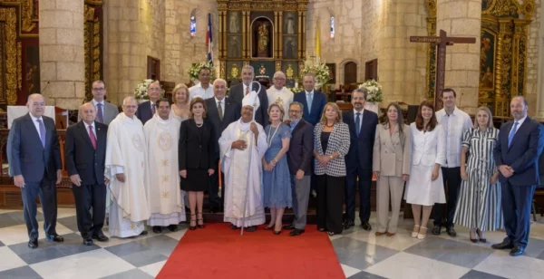 Ejecutivos de la universidad junto a sacerdotes en la eucaristía por el 60 aniversario.