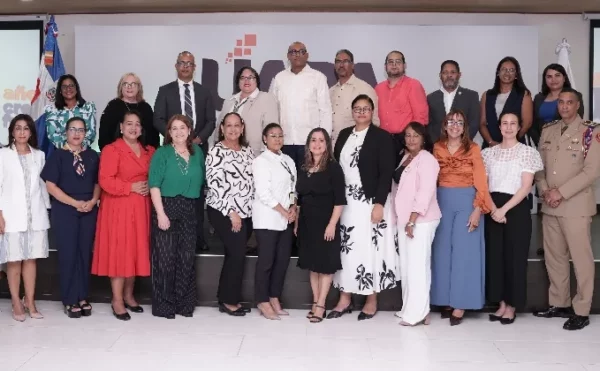 Directivos de la universidad en el acto.