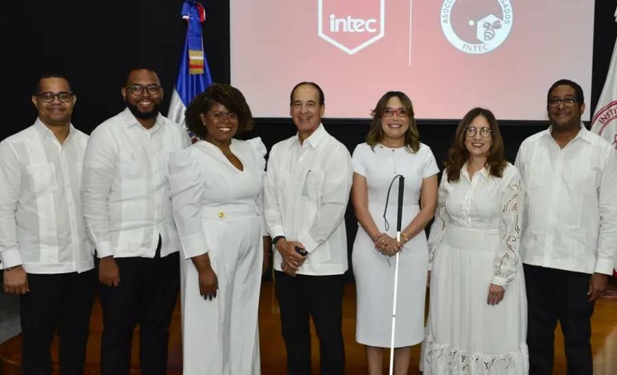 Nueva directiva de la Asociación de Egresados de Intec, junto al vicerrector académico y la vicerrectora de Investigación.