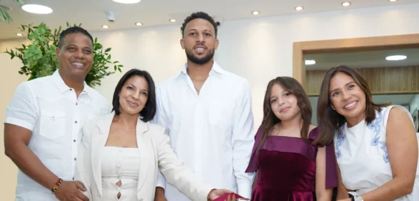Las propietarias Zary y Anny Luz Capellán, junto a familiares en la inauguración del nuevo local.