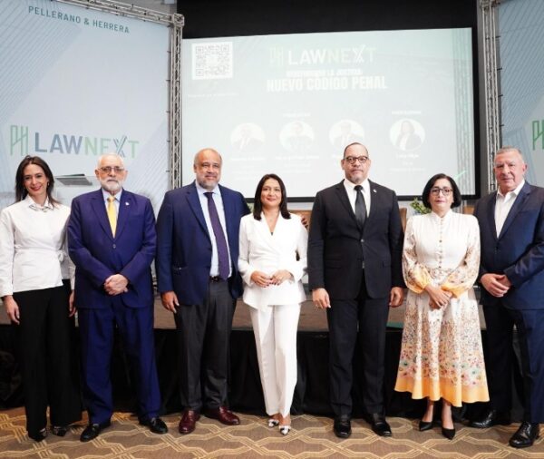 Carolina León, Vitelio Mejía, Miguel Valerio, Lucy Objío, Rodolfo Valentín, María del Pilar Zuleta y Ricardo Pellerano.