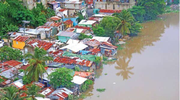 Residentes en las riberas de los ríos Ozama e Isabela  empezaron a sentir los efectos de Melissa.  JOSÉ DE LEÓN