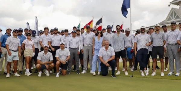 Ejecutivos y jugadores del torneo de golf.