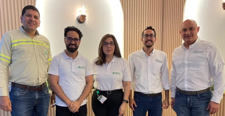 Directivos de la empresa durante la rueda de prensa.