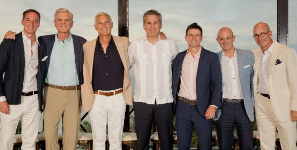 Ejecutivos del proyecto en la apertura.