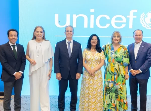 Santiago García, Jatnna Tavárez, René Grullón, Anyoli Sanabria, Susana Villanueva y Felipe Pagés.