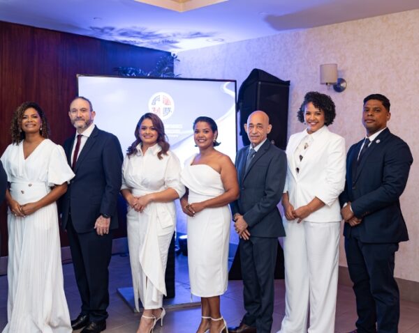 Yngrid Minaya, Nelson Hahn, Marylola Lantigua, Grenlly Estévez, Noel Luna, Leidi Díaz y Juan Rosa.