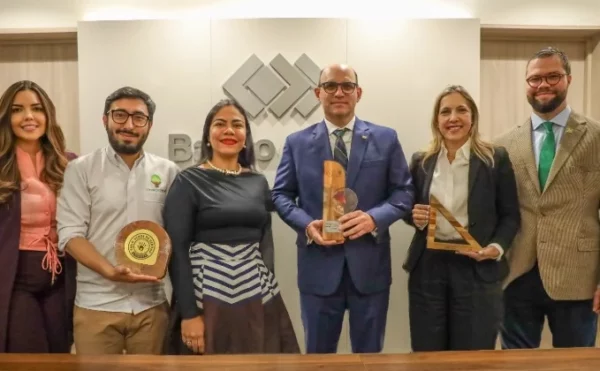Ejecutivos de Banco Caribe recibieron el reconocimiento.
