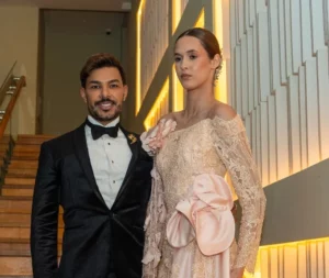 Joel Reyes  junto a una de las modelos.