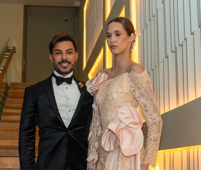 Joel Reyes  junto a una de las modelos.