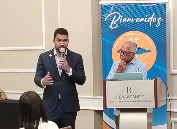 Doctor Elvis Florentino durante su ponencia.