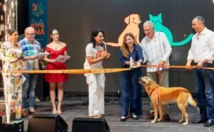 Lorenny Solano y Carolina Mejía cortan la cinta inaugural del evento.