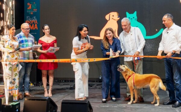 Lorenny Solano y Carolina Mejía cortan la cinta inaugural del evento.