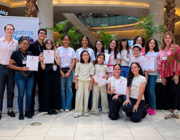 Jóvenes en la feria de  emprendimiento.