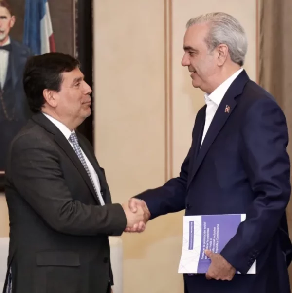 Alberto Arenas de Mesa, de CEPAL y el presidente Abinader.