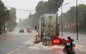 Las lluvias causaron daños a  vehículos por las  inundaciones . JOSE FRANCISCO