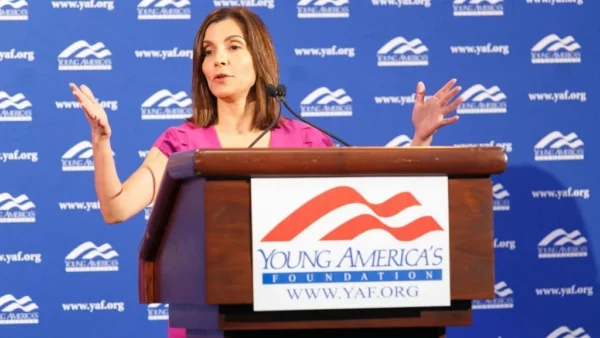 Leah Francis Campos, nueva embajadora, domina el español con fluidez.