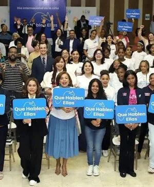 Decenas de niñas y adolescentes participan en evento.