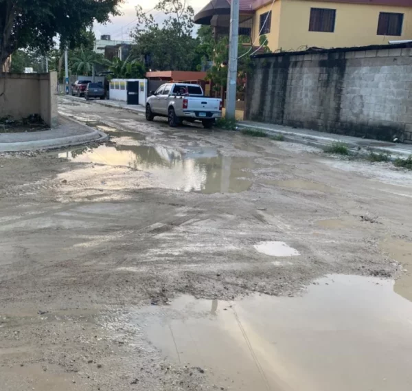 Charcos en la calle, ocasionados por la avería.  AGENCIA FOTO