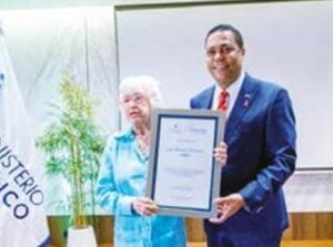 Ortiz Bosch entregó el reconocimiento a Víctor D’Aza.