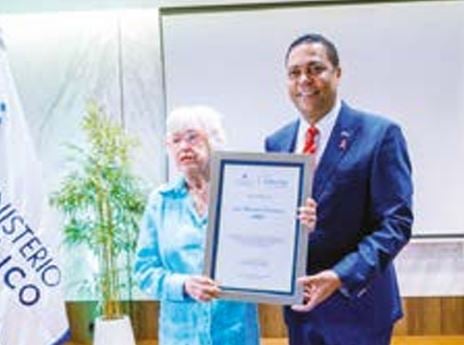 Ortiz Bosch entregó el reconocimiento a Víctor D’Aza.