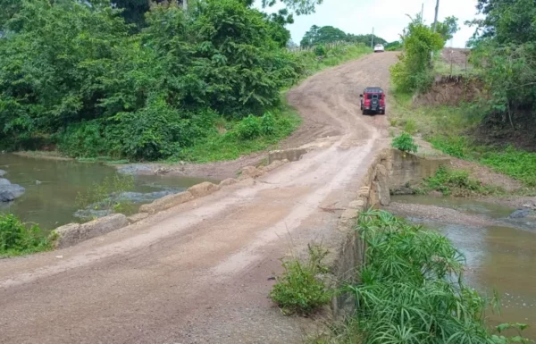 En El Cuey llueve a menudo y así,  a cada rato, los ríos se tienden sobre los badenes.