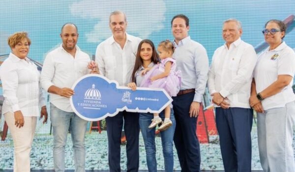 El presidente Abinader aseguró que se tiene en proceso la entrega de 240 mil  nuevos  títulos.