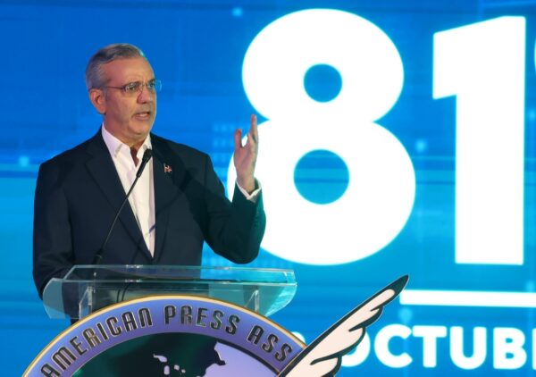 Abinader fue felicitado por Laura Gil, secretaria adjunta de la OEA.  José de León