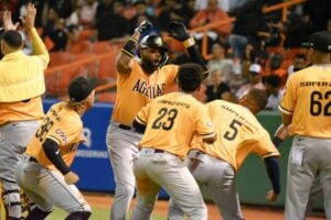 Águilas-Adelin Rodríguez celebra junto a sus compañeros luego de disparar cuadrangular de tres carreras contra los Toros.