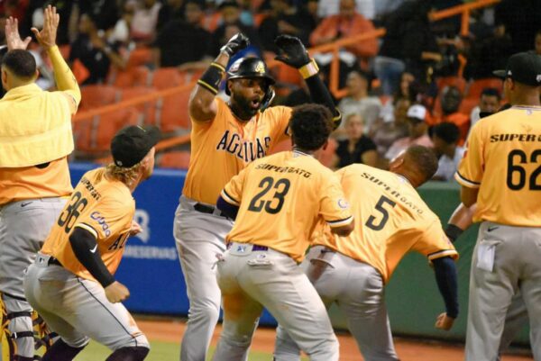 Águilas-Adelin Rodríguez celebra junto a sus compañeros luego de disparar cuadrangular de tres carreras contra los Toros.