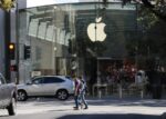 Vista exterior de la tienda de Apple en Palo Alto, California (EE.UU.), el 29 de octubre de 2025. EFE/John G. Mabanglo