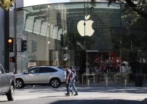 Vista exterior de la tienda de Apple en Palo Alto, California (EE.UU.), el 29 de octubre de 2025. EFE/John G. Mabanglo