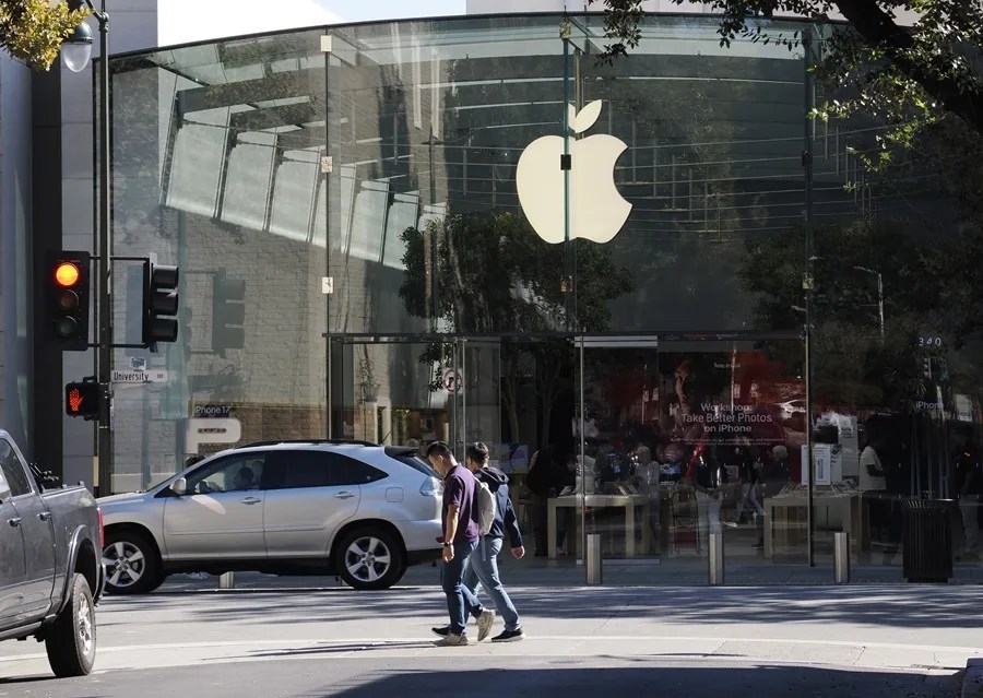 Vista exterior de la tienda de Apple en Palo Alto, California (EE.UU.), el 29 de octubre de 2025. EFE/John G. Mabanglo