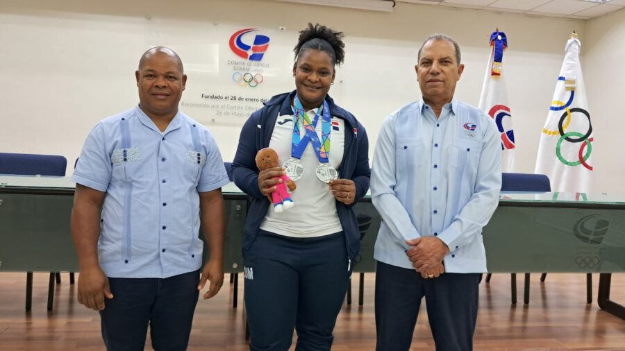 William Ozuna, presidente de la Federación de Pesas; la atleta Crismery Santana y el ingeniero Garibaldy Bautista, presidente del COD.