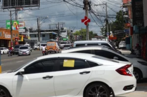 Carros parqueados en la acera de la calle la 17 en Santo Domingo.