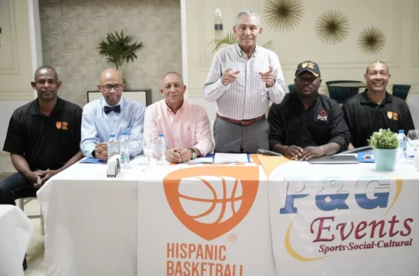 Clásico-Manolito Prince, de Hispanic Basketball Association (HBA), junto a Amaury Castillo. Antonio Valdez, Gilberto De la Cruz, Diógenes Paredes y Luis Rojas.