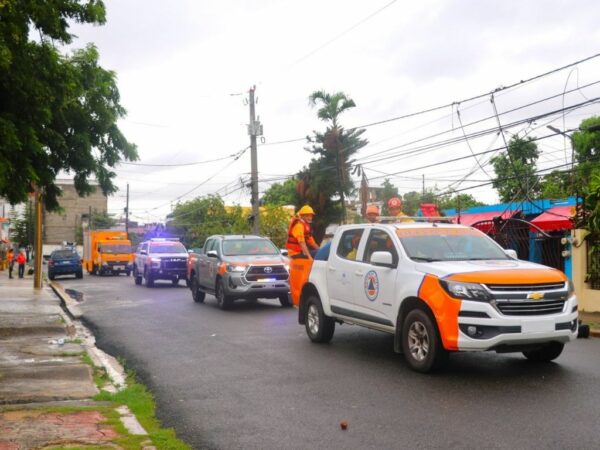 Unidades de la Defensa Civil evacuan a las personas en zona del Malecón de Santo Domingo.