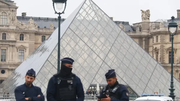 Detienen a 2 por Robo de Joyas en el Museo del Louvrepm
