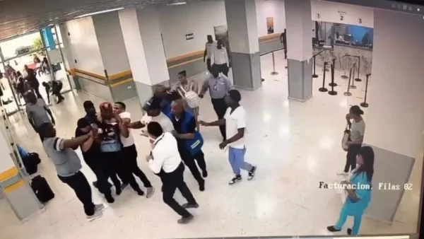 Imagen muestran cuando un hombre que intentó robar a pacientes del Hospital Marcelino Vélez, fue detenido.