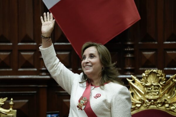 Fuerzas políticas que sostenían a la presidenta Boluarte en Perú anticipan su destitución