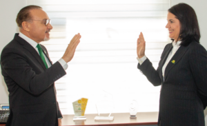 Dr. Julian Sued jurameta a la Dra. Carolina Almánzsar