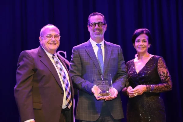 Ejecutivo de Arajet recibe la distinción.