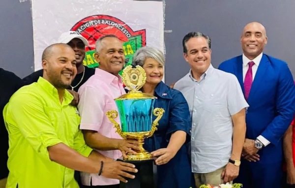 Comité Organizador del TBS de SPM presentan la copa