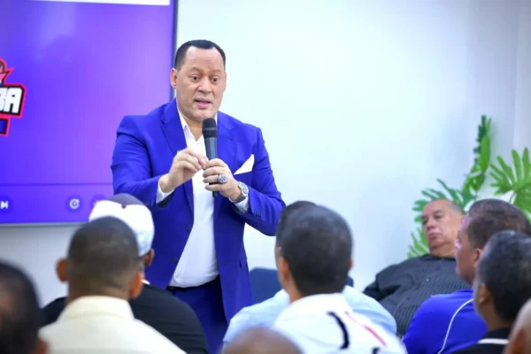 Franklin Mirabal durante su encuentro en Barahona..