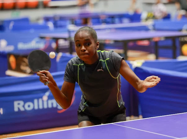 Una de las participantes  en el clásico de tenis de mesa.