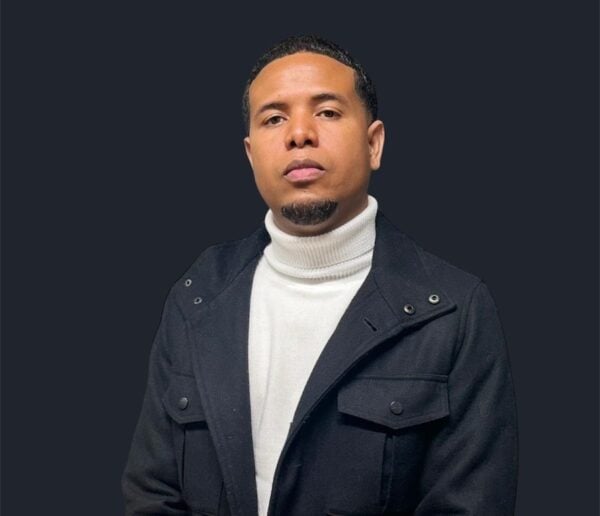 El artista urbano Yowwzy estrena su disco.