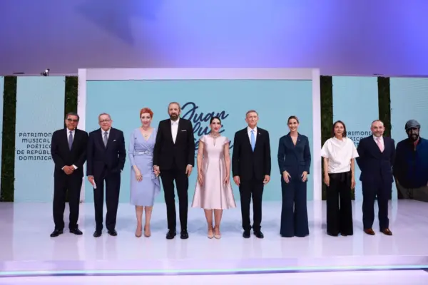 Jochy Herrera, los  panelistas Pedro  Delgado Malagón  y Soledad Álvarez,  ensayista y poeta,  destacaron el legado de  Juan Luis.  sentido del humor inque brantable”, agregó el mi nistro Álvarez durante el  acto dedicado a