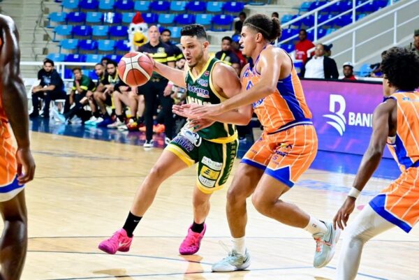 Eddy Polanco, del club San Carlos, es marcado por Miguel Miranda, de Huellas del Siglo.