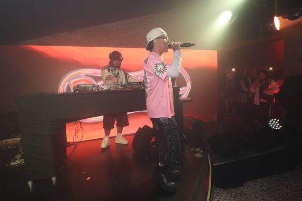 El cantante Deeikel durante su participación