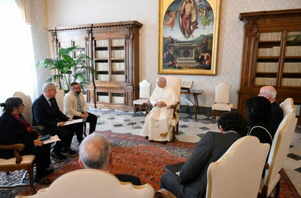 El papa León escucha a víctimas.